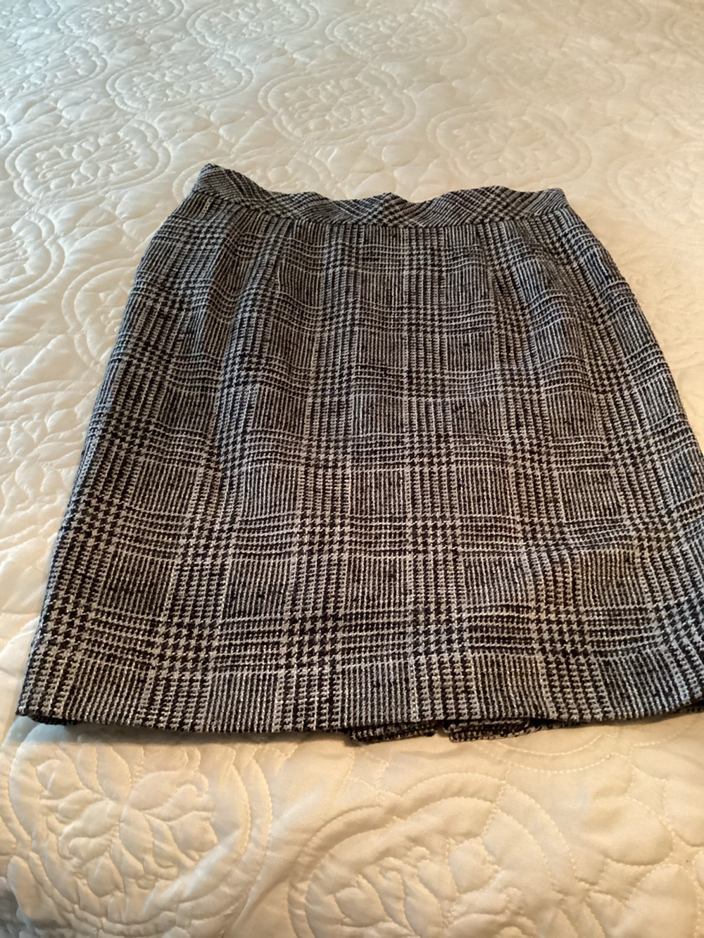Talbots Petites ladies classic black, white, and gray pencil skirt, size 8